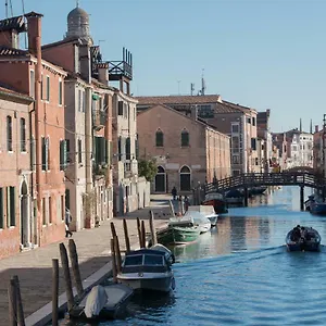 https://art-painting-apartment-amazing-canal-view.hotelinveneto.com